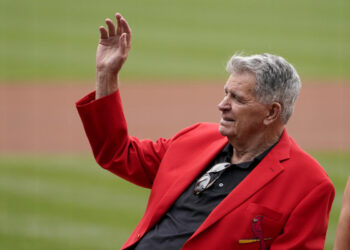 Cardinals broadcaster, World Series champ Mike Shannon dies