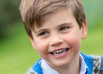 Prince Louis pushed in wheelbarrow by Kate in photography for fith birthday