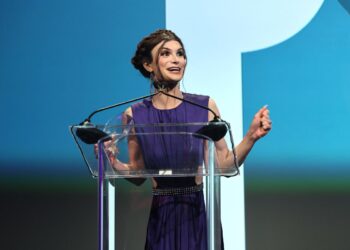 John Oliver, Joe Rogan slam Budweiser ad amid Dylan Mulvaney, Bud Light backlash