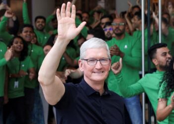 Apple CEO Tim Cook Meets PM Modi, Commits to Growth, Investment in India