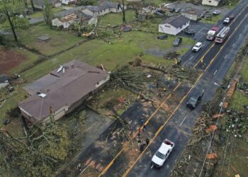 Tornadoes kill at least 10 people across U.S. Midwest and South