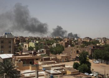 Sudan rivals pledge evacuation help, U.S. diplomats airlifted