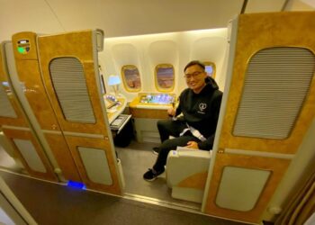I spent ,000 on a first-class Emirates flight from Dubai to Korea and was pampered with an airport chauffeur, a lie-flat bed, and an in-flight shower
