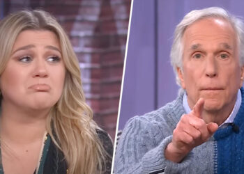Kelly Clarkson tears up after Henry Winkler, who has dyslexia, shares advice for her daughter