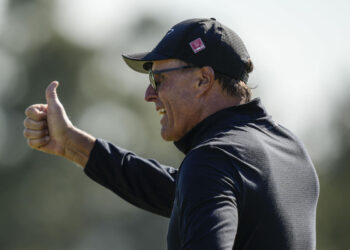 Mickelson begins road to redemption at the Masters