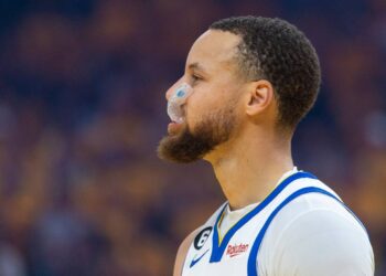 Fans erupt over Steph Curry blunder late in Kings-Warriors game. ‘Pulled a Chris Webber’