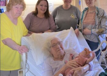 6 generations of same family gather in viral photo 6 generations of same family gather in viral photo