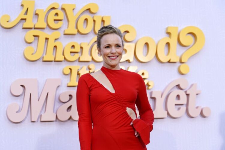 Rachel McAdams is a hot mom who poses in latex underwear and doesn’t shave her pits