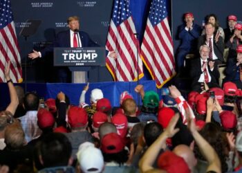 Jan. 6 convict embraces Trump at campaign event, calls for Pence’s execution