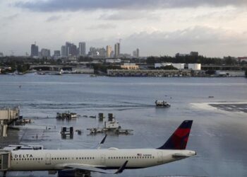 Florida cleans up after deluge strands cars, closes airport