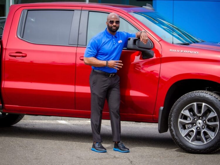 I’m work at a car dealership and sell 20 cars a month. Here’s what buyers need to know to get the best deal.