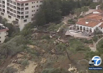 California landslide halts rail service, homes evacuated