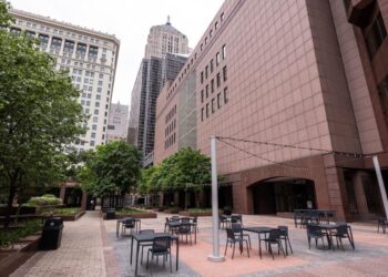 Chicago’s Empty Office Towers Threaten Its Future as a Major Financial Hub