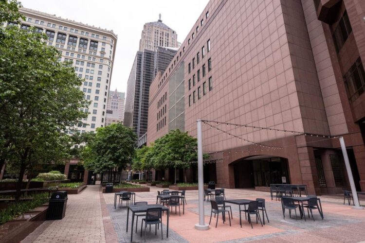 Chicago’s Empty Office Towers Threaten Its Future as a Major Financial Hub