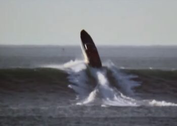 Cigarette boat takes on huge surf and it doesn’t end well Cigarette boat takes on huge surf and it doesn’t end well