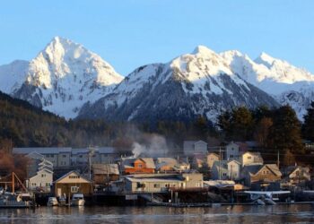 1 dead, 4 missing after luxury fishing charter boat sinks off the coast of Alaska: Coast Guard