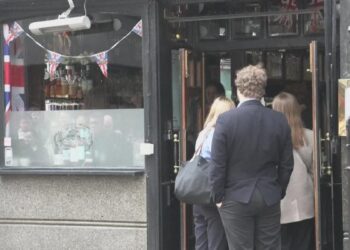 Prince William pulls pint of Kingmaker on pub trip