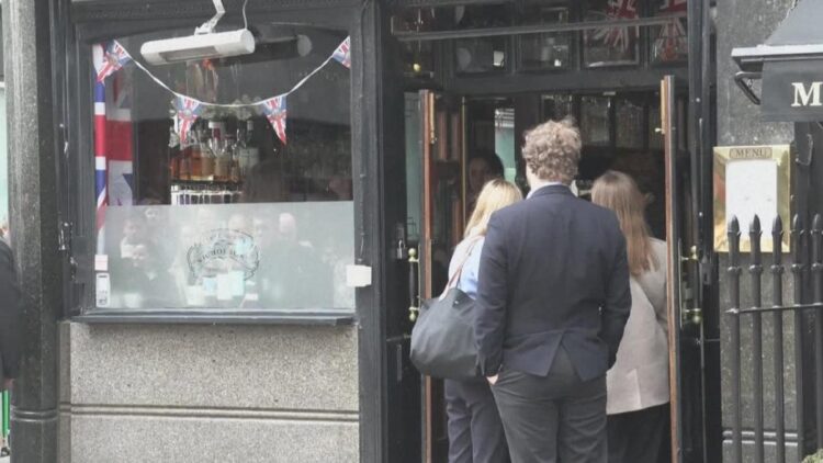 Prince William pulls pint of Kingmaker on pub trip