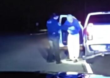 Elderly man gives police officer dance lesson during traffic stop in South Carolina