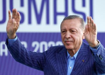 Erdogan pays homage to Islamic idol on eve of Turkey vote