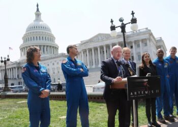 NASA to name second company to build astronaut lunar lander