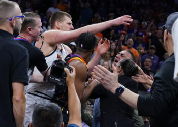 Jokic gets technical, tries to take ball from Suns owner