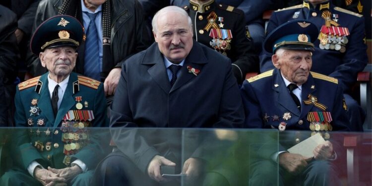 Lukashenko unable to walk 300 meters, skips breakfast with Putin in Moscow