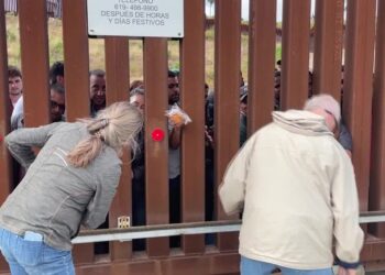 Migrants stranded for days on US-Mexico border seek assistance