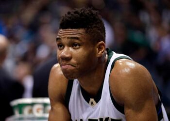 NBA star Giannis Antetokounmpo spread his money across half a dozen bank accounts as a rookie because of the FDIC’s $250,000 limit. Billionaire team owner Marc Lasry told him to invest instead.