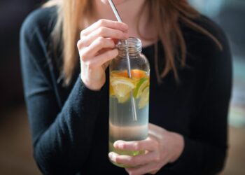 A woman went viral when she discovered black mold in her reusable straw and thought it made her sick. A doctor explains why there’s no need to panic.