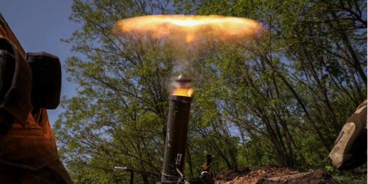 Ukraine threatens Bakhmut encirclement, Wagner forces may end up trapped