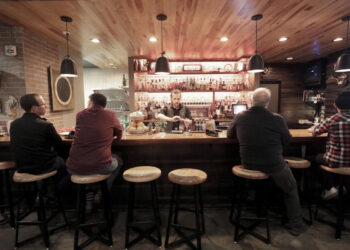 Bill would allow 14-year-olds to serve alcohol in Wisconsin