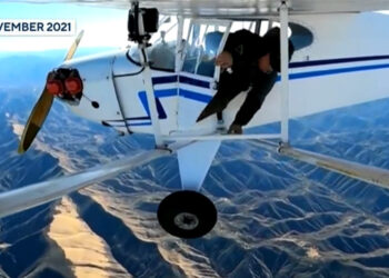 Pilot who deliberately crashed plane for YouTube video to plead guilty to obstruction