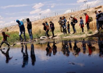 With barbed wire and warnings, migrants stopped at US-Mexico border