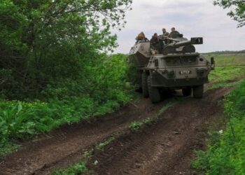 Cutting off Donetsk could take only days with a political decision, claims military expert