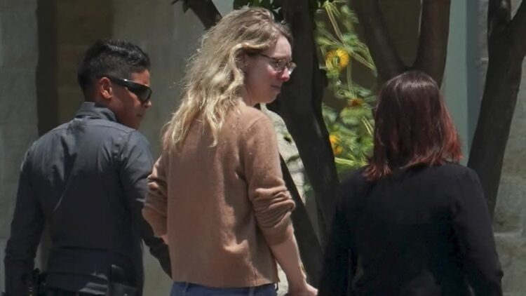 Elizabeth Holmes begins 11-year prison sentence