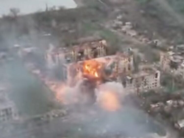 Video appears to show Ukraine striking a Russian warehouse in Bakhmut with devastating effects using US-made smart bombs