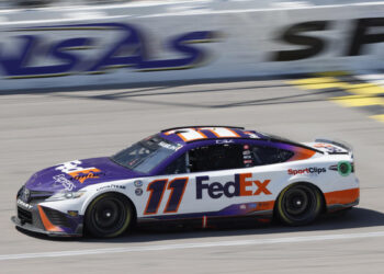 Hamlin bumps Larson for lead on final lap to win at Kansas