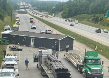 A House Fell On A Highway, And The Responses Are So Dumb But So Funny