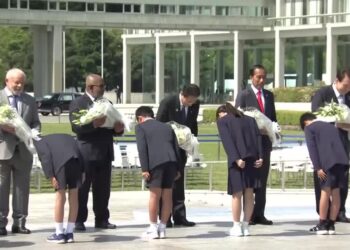 G7 guest leaders lay flowers at Hiroshima Peace Park