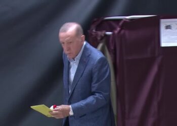 Erdogan and Kilicdaroglu cast votes in Turkey