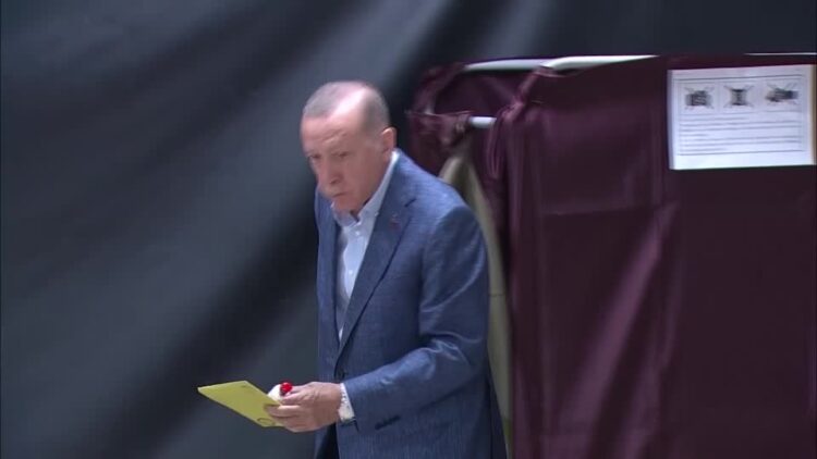 Erdogan and Kilicdaroglu cast votes in Turkey