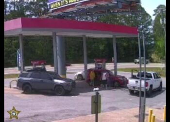 See Alabama man attack teens at Florida gas station in road rage incident