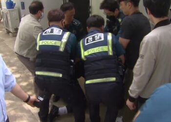 Man who opened plane door ‘mentally struggling’