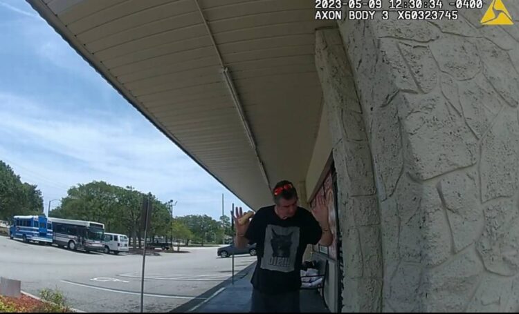 Cop issued him a trespass warning outside Florida smoke shop. Then the lunch meat flew