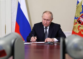 Putin Grooms Russians for Defeat in Leaked Crisis Manual