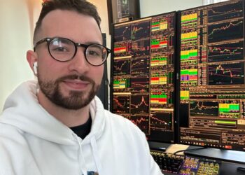 A 24-year-old stock trader who made over $8 million in 2 years shares the 4 indicators he uses as his guides to buy and sell