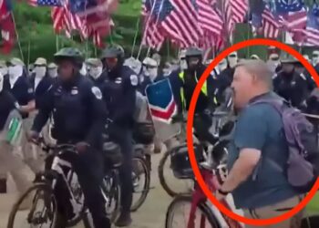 Cyclist Taunts Marching White Supremacists With Outstandingly Timed Heckles Cyclist Taunts Marching White Supremacists With Outstandingly Timed Heckles