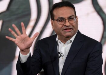 Starbucks CEO worked in stores and said he found too many shortages and 1,500 combinations for cups and lids