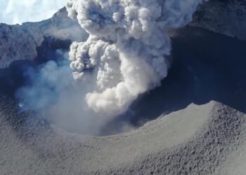 Massive plumes of ash bellow from Mexico volcano